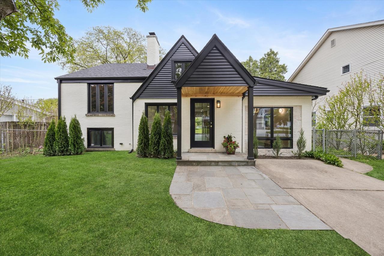 33 Chestnut Ave., Clarendon Hills, IL 60514
