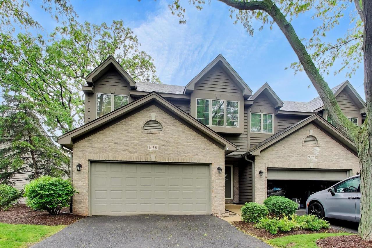 919 Millcreek Cir., Elgin, IL 60123
