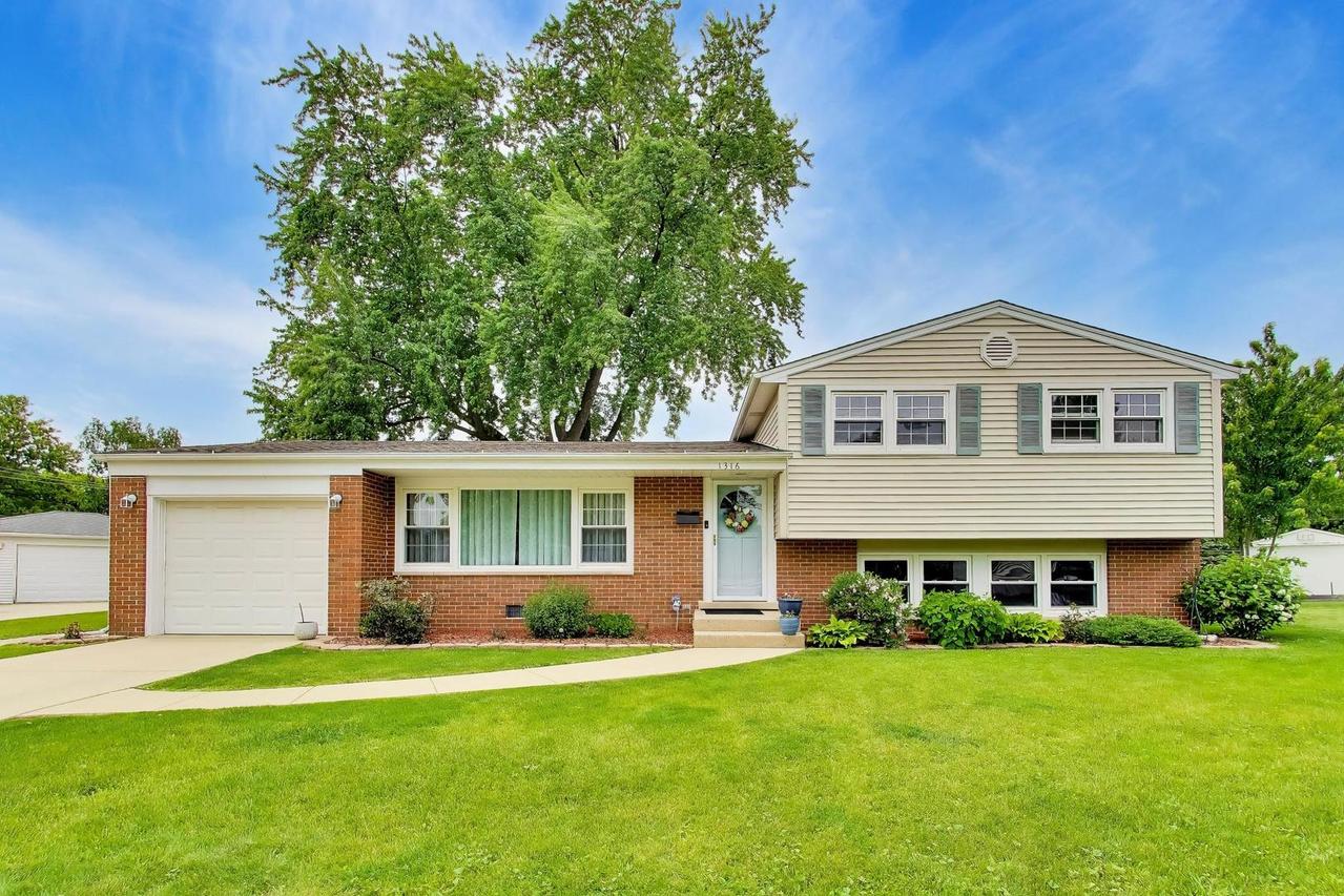 1316 W Plymouth Ct., Arlington Heights, IL 60004