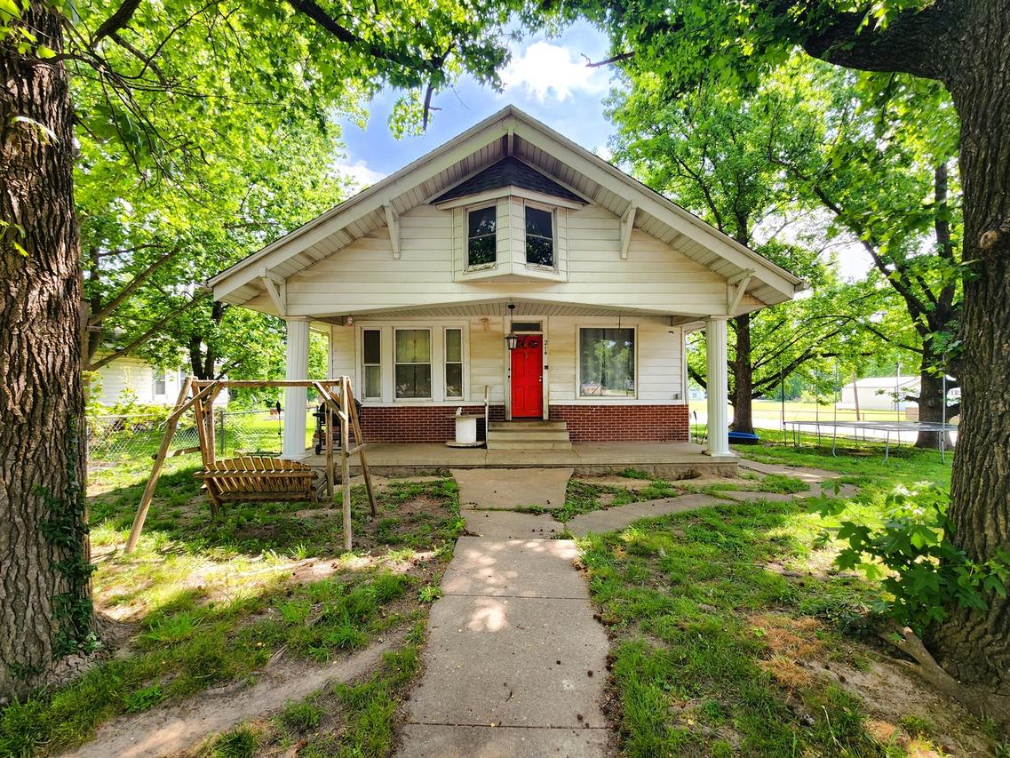 214 S Bush Ave., Hurst, IL 62949