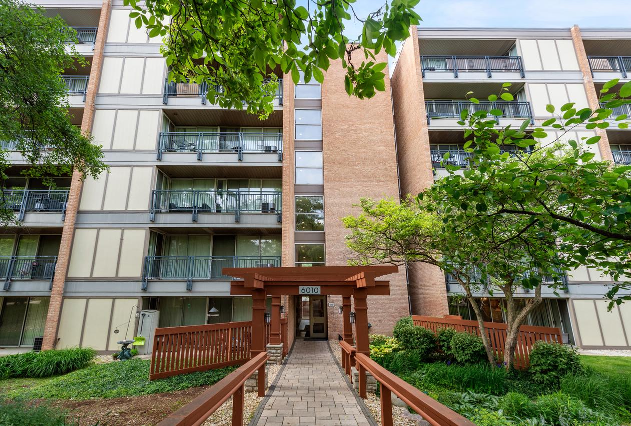6010 Oakwood Dr. #6A, Lisle, IL 60532