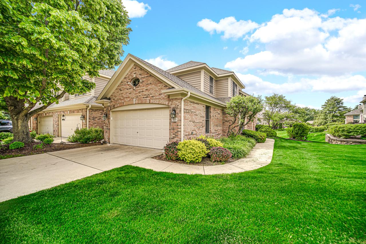 815 King Henry Ln., St. Charles, IL 60174