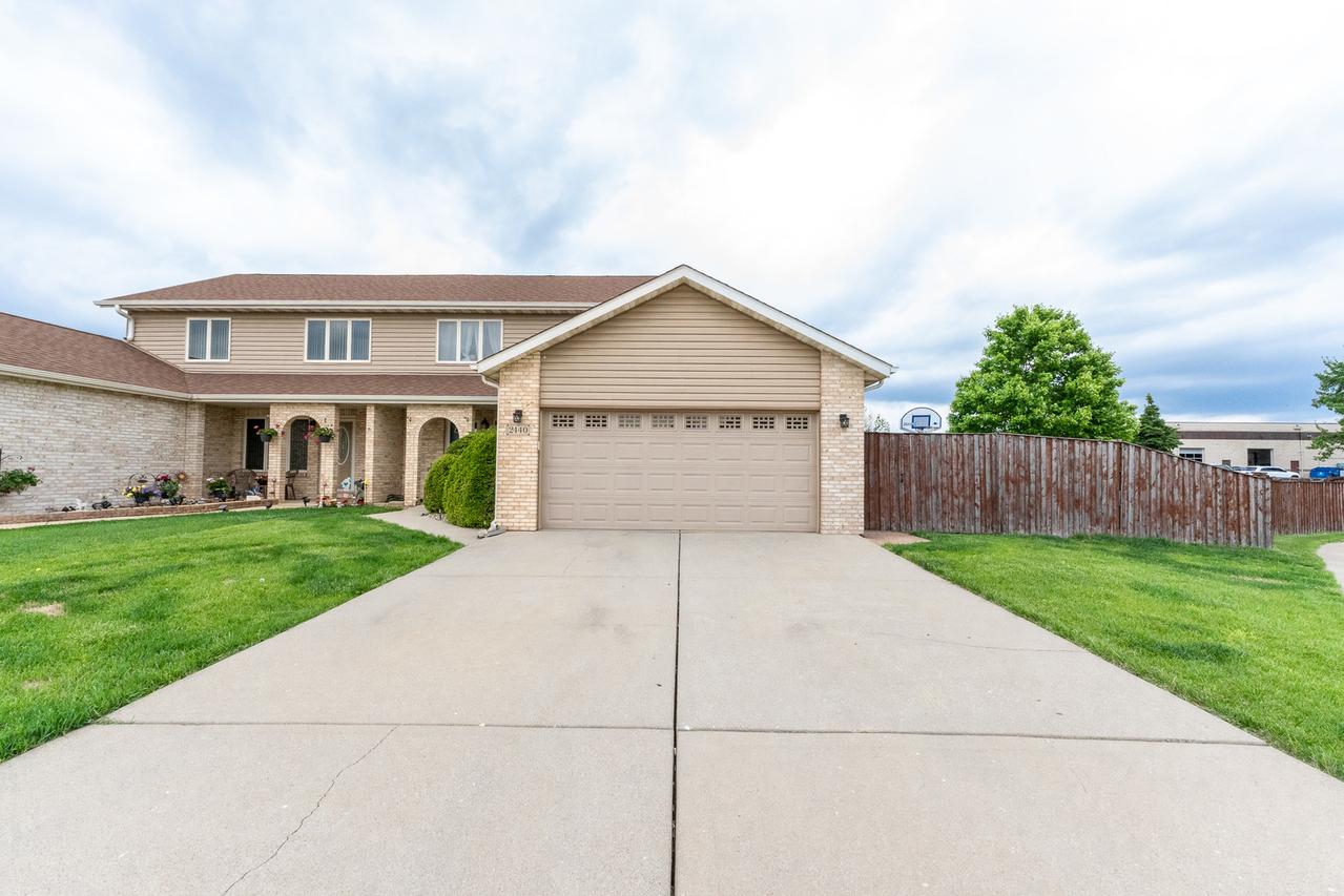 2440 Caton Crest Ct., Crest Hill, IL 60403