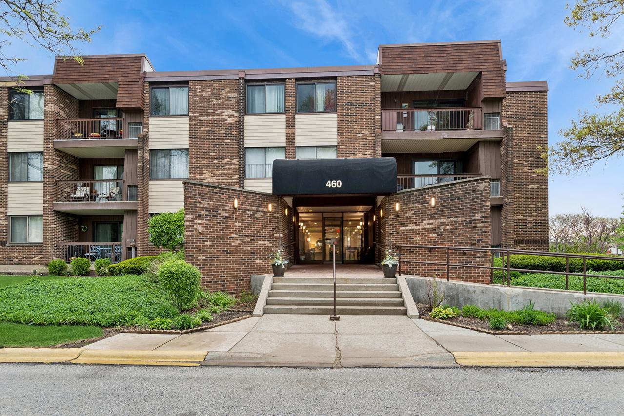 460 Raintree Ct. #2N, Glen Ellyn, IL 60137
