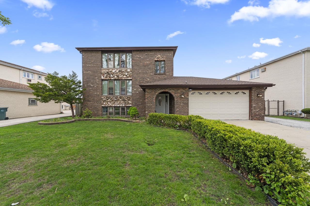 11201 S Helena Dr., Palos Hills, IL 60465