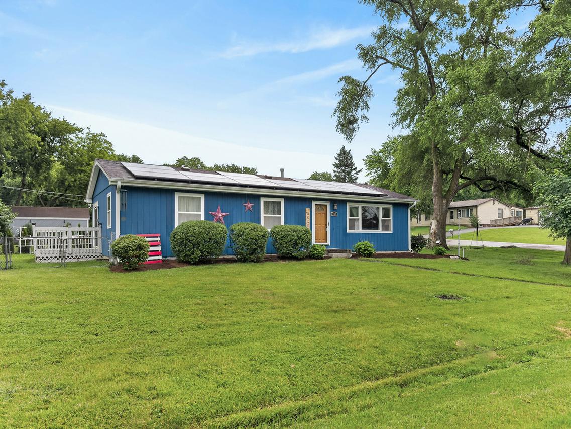 183 Sunset Dr., Carpentersville, IL 60110