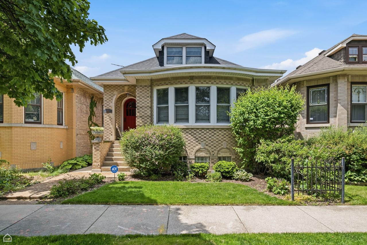 5822 N Sacramento Ave., Chicago, IL 60659