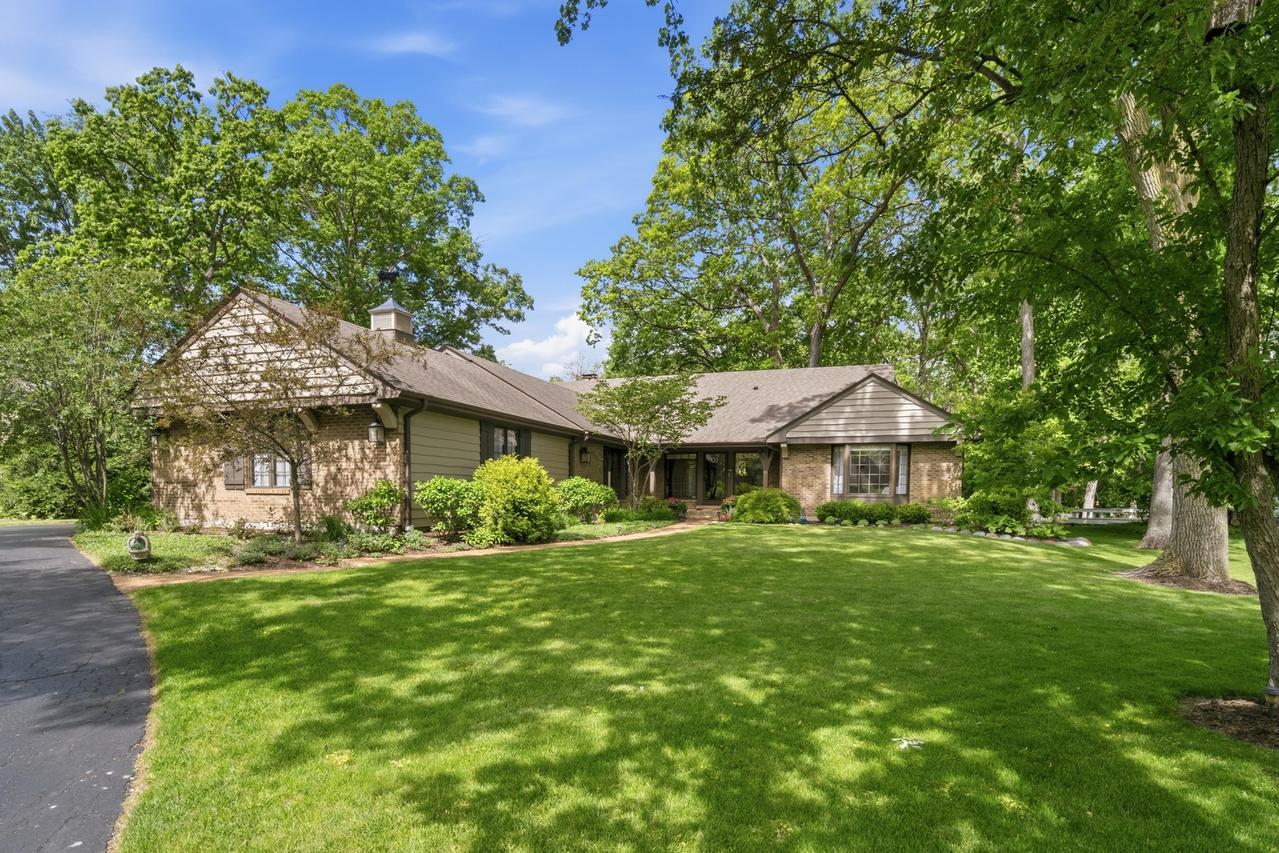 206 Surrey Ln., Lincolnshire, IL 60045