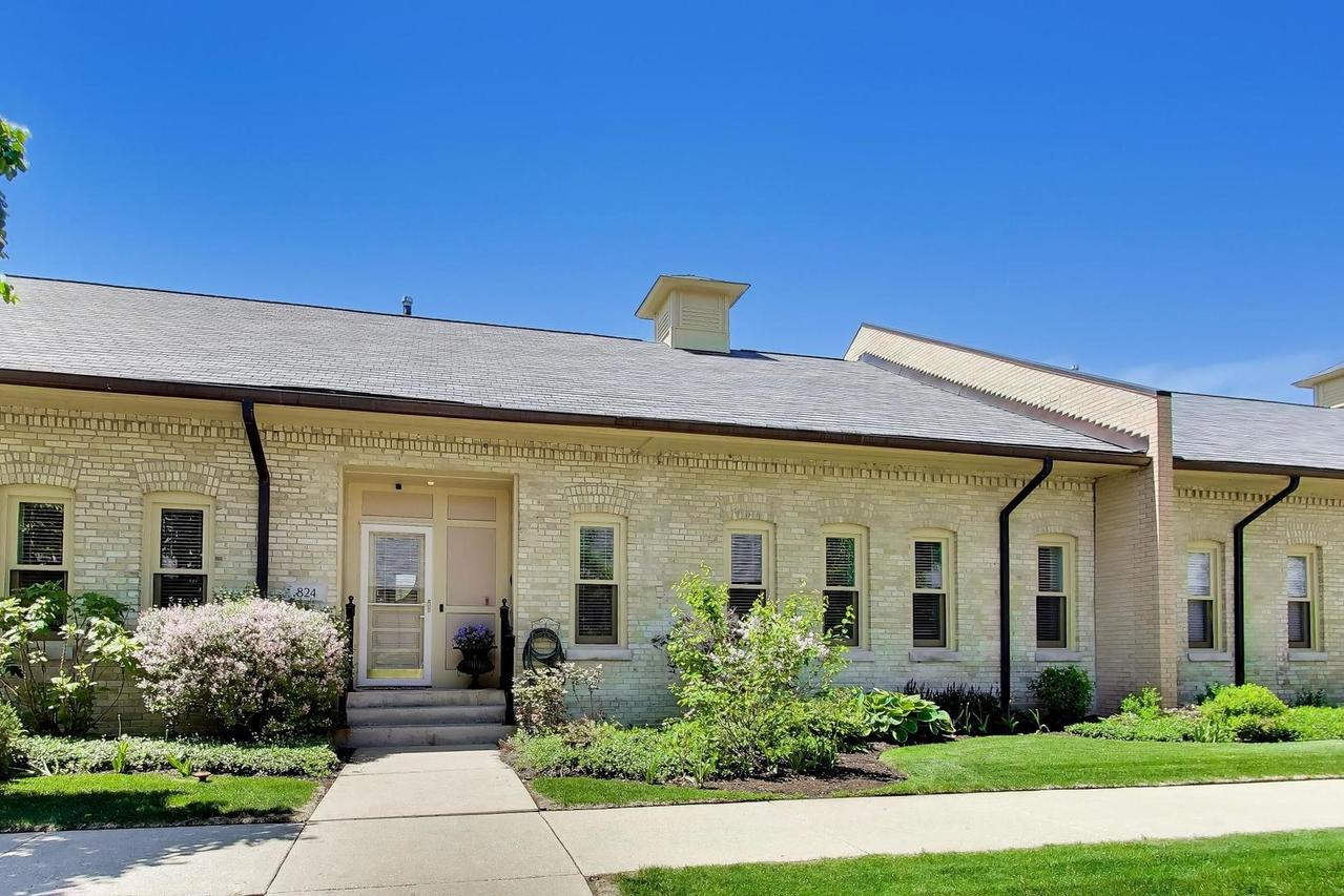 824 Stables Ct., Highwood, IL 60040