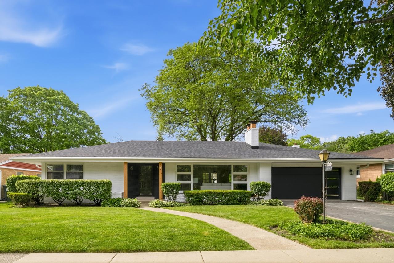 3 W Berkshire Ln., Mount Prospect, IL 60056