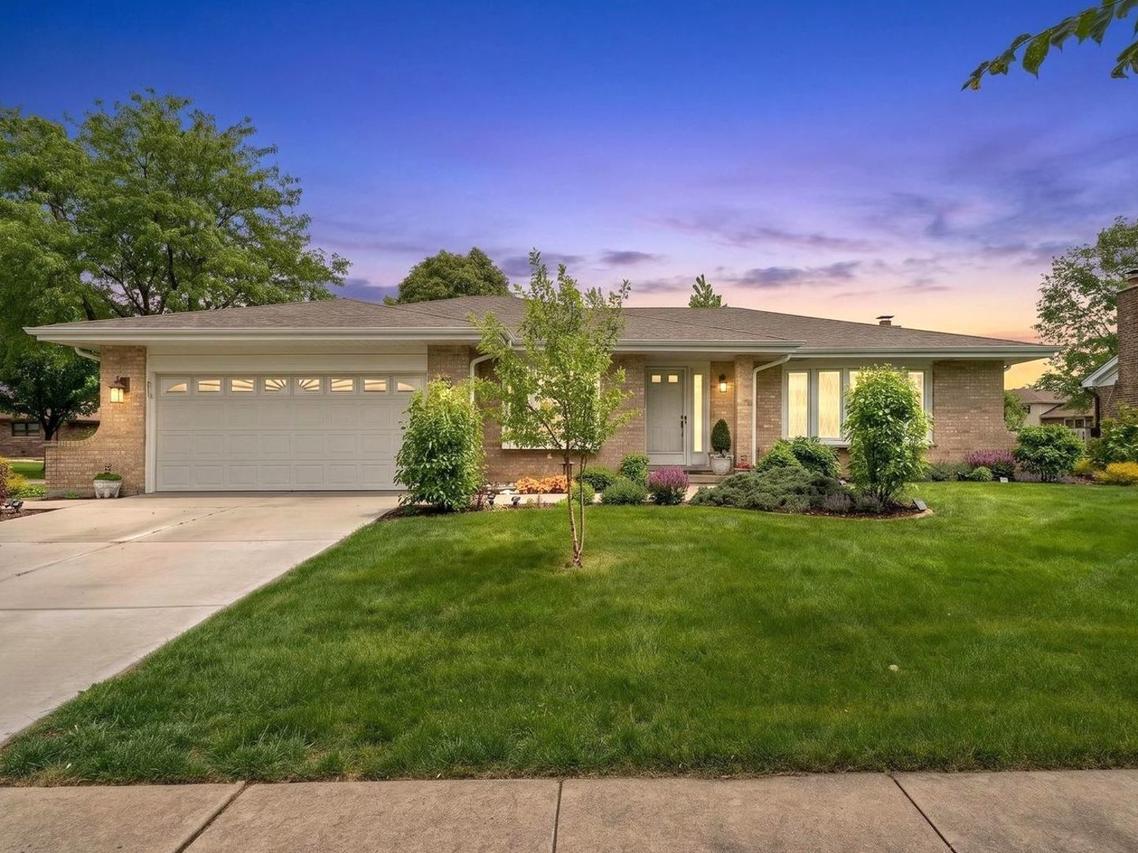 8129 Middlebury Ave., Woodridge, IL 60517