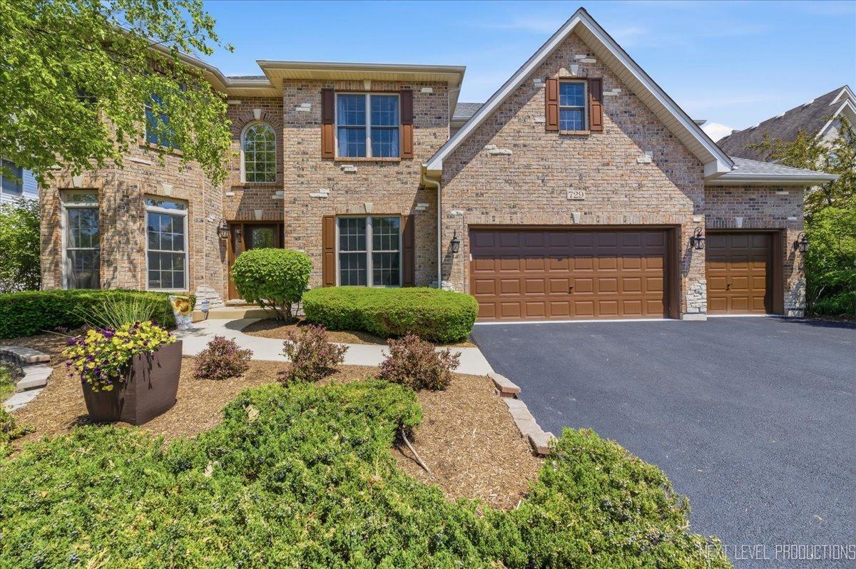 729 W Thornwood Dr., South Elgin, IL 60177