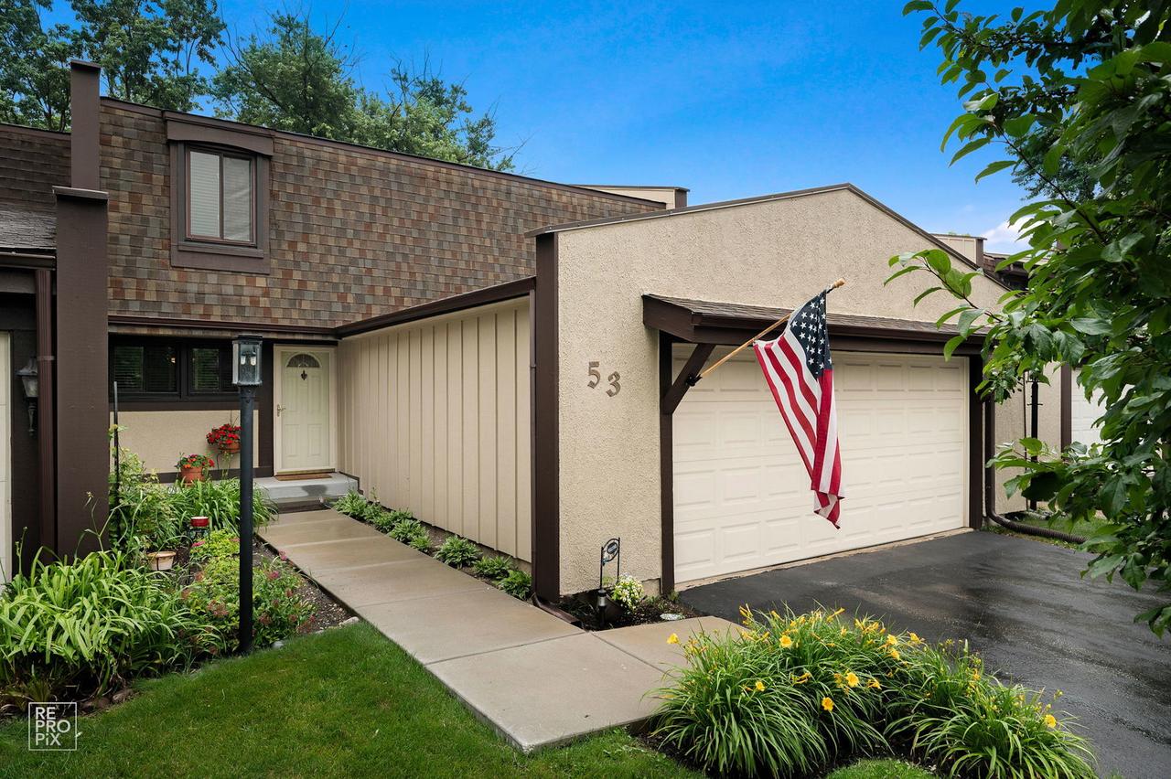 53 Briarwood Sq., Indian Head Park, IL 60525