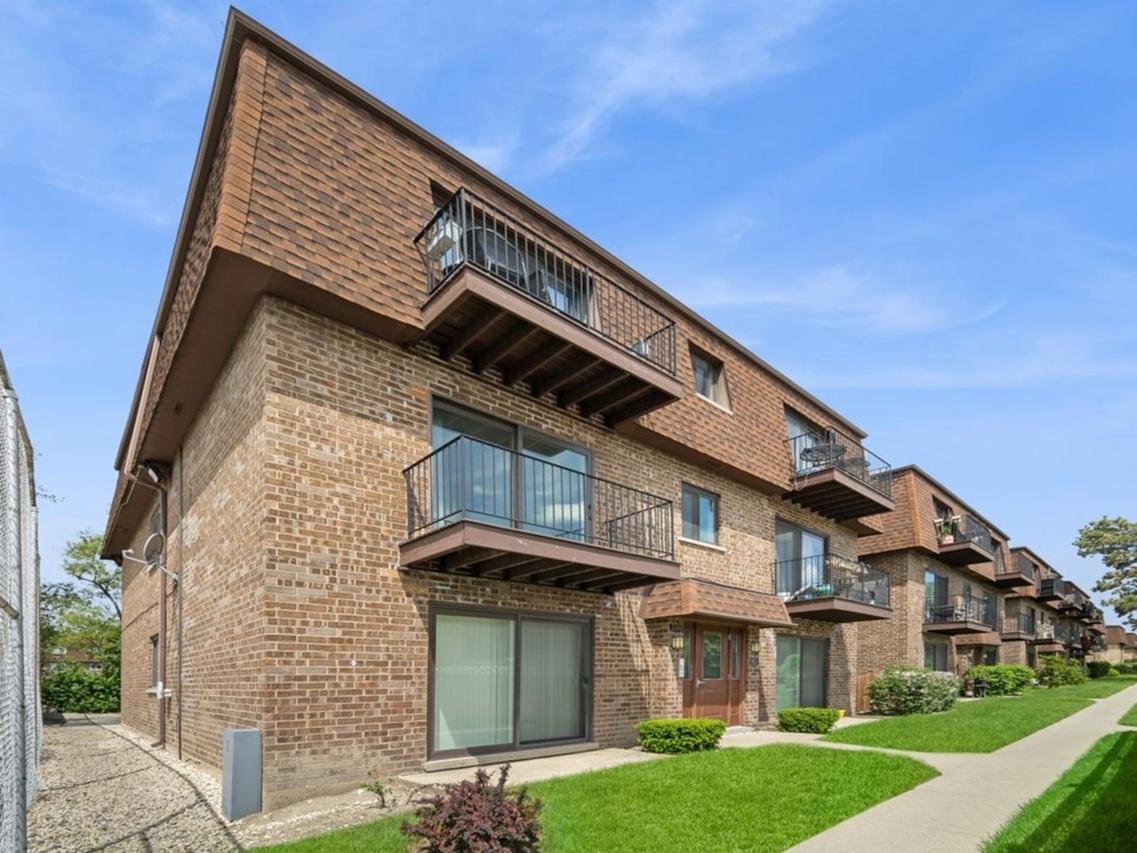 9604 Bianco Ter. #C, Des Plaines, IL 60016