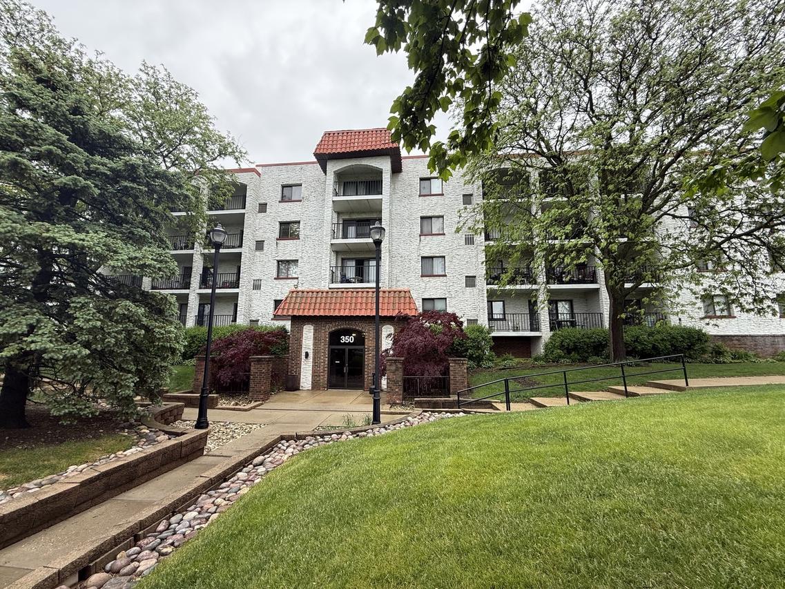 350 Plum Creek Dr. #308, Wheeling, IL 60090