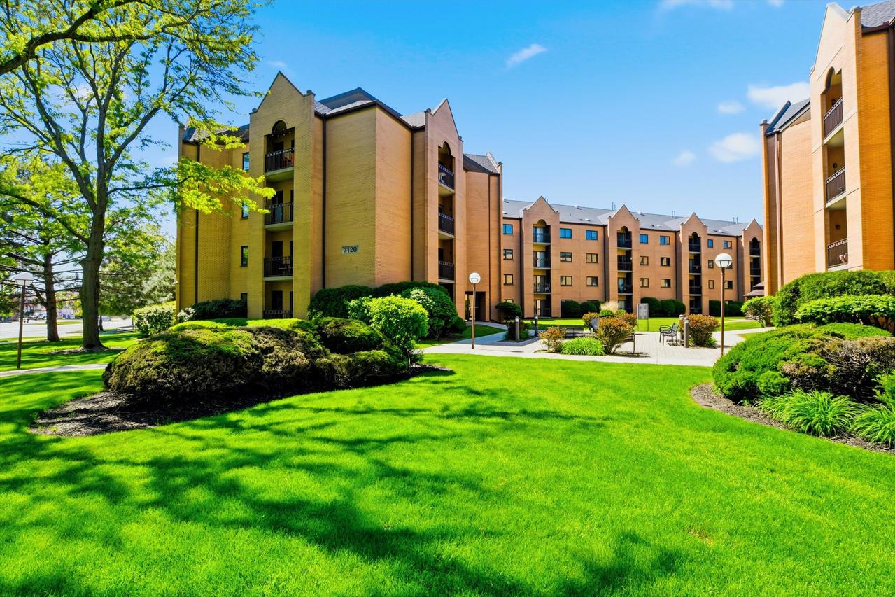 7420 W Lawrence Ave. #202, Harwood Heights, IL 60706