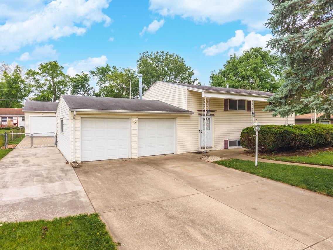 18 Oakwood Dr., Pontiac, IL 61764
