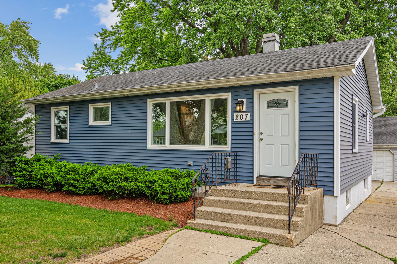 207 N Crest Ave., Bartlett, IL 60103