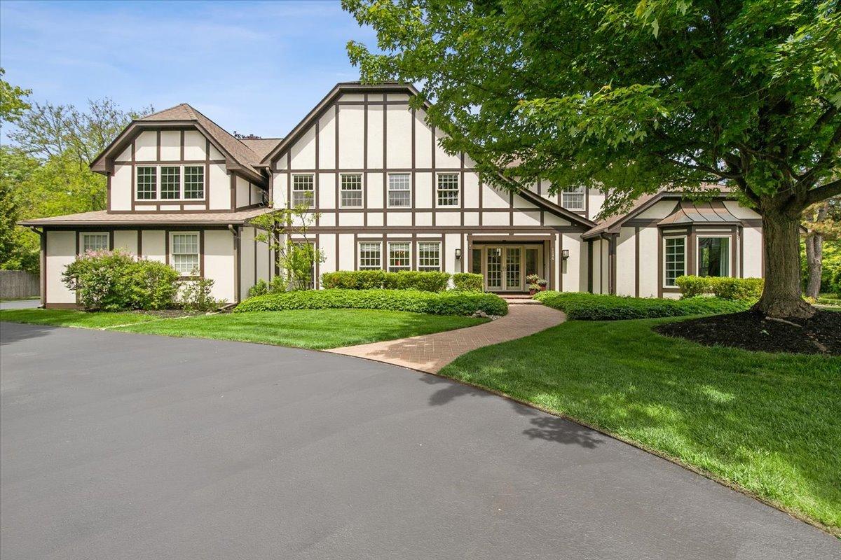 1086 Polo Dr., Lake Forest, IL 60045