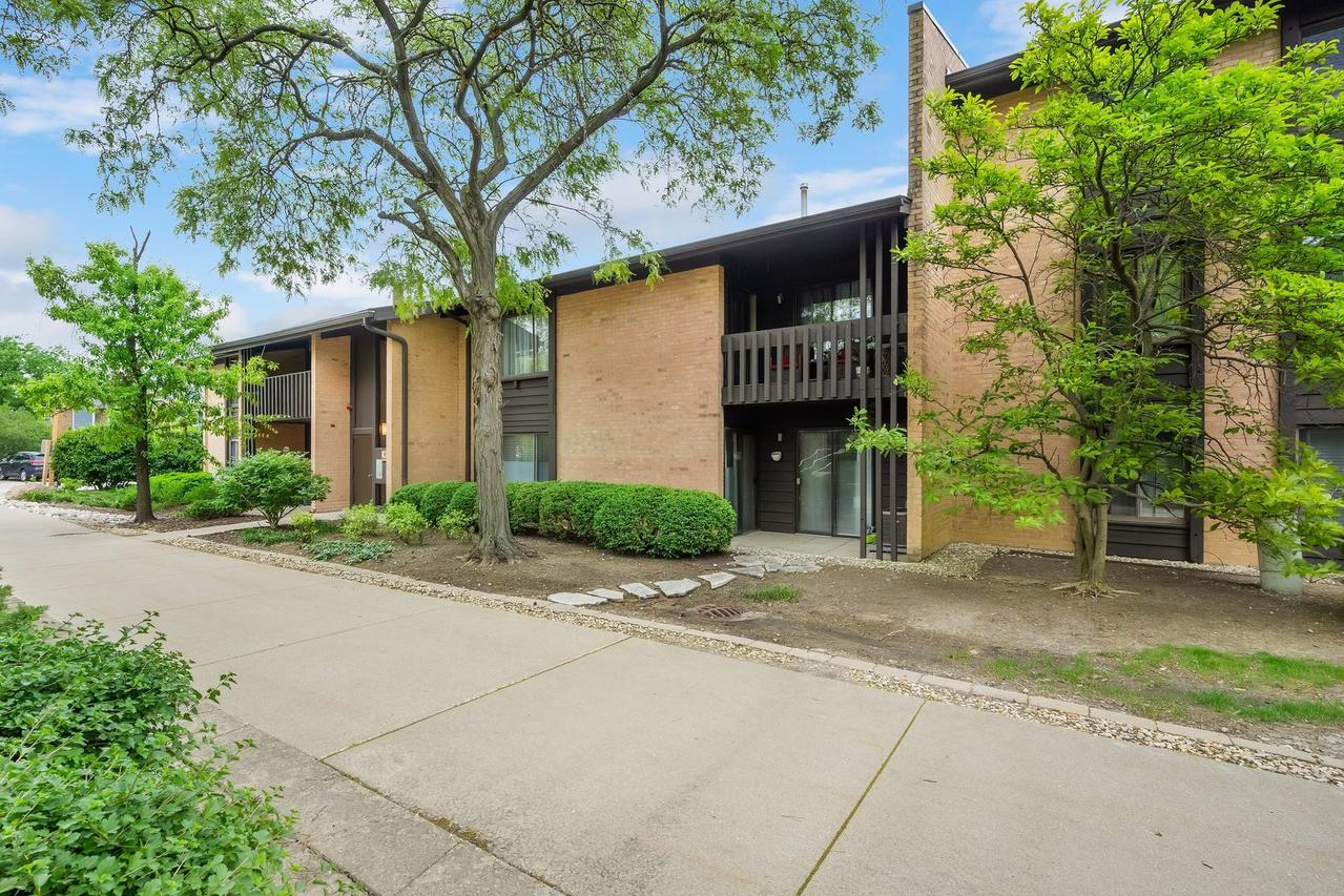 6109 Knoll Wood Rd. #102, Willowbrook, IL 60527