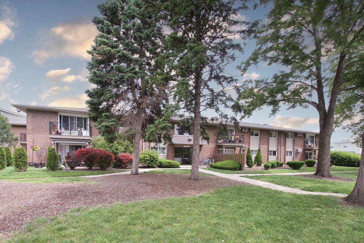 2300 Old Tavern Rd. #203, Lisle, IL 60532