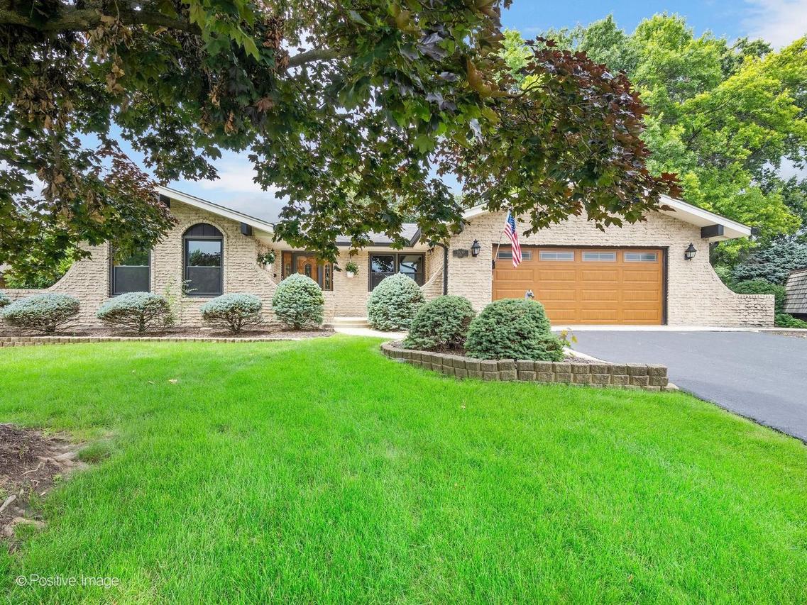 10s240 Hampshire Ln., Willowbrook, IL 60527
