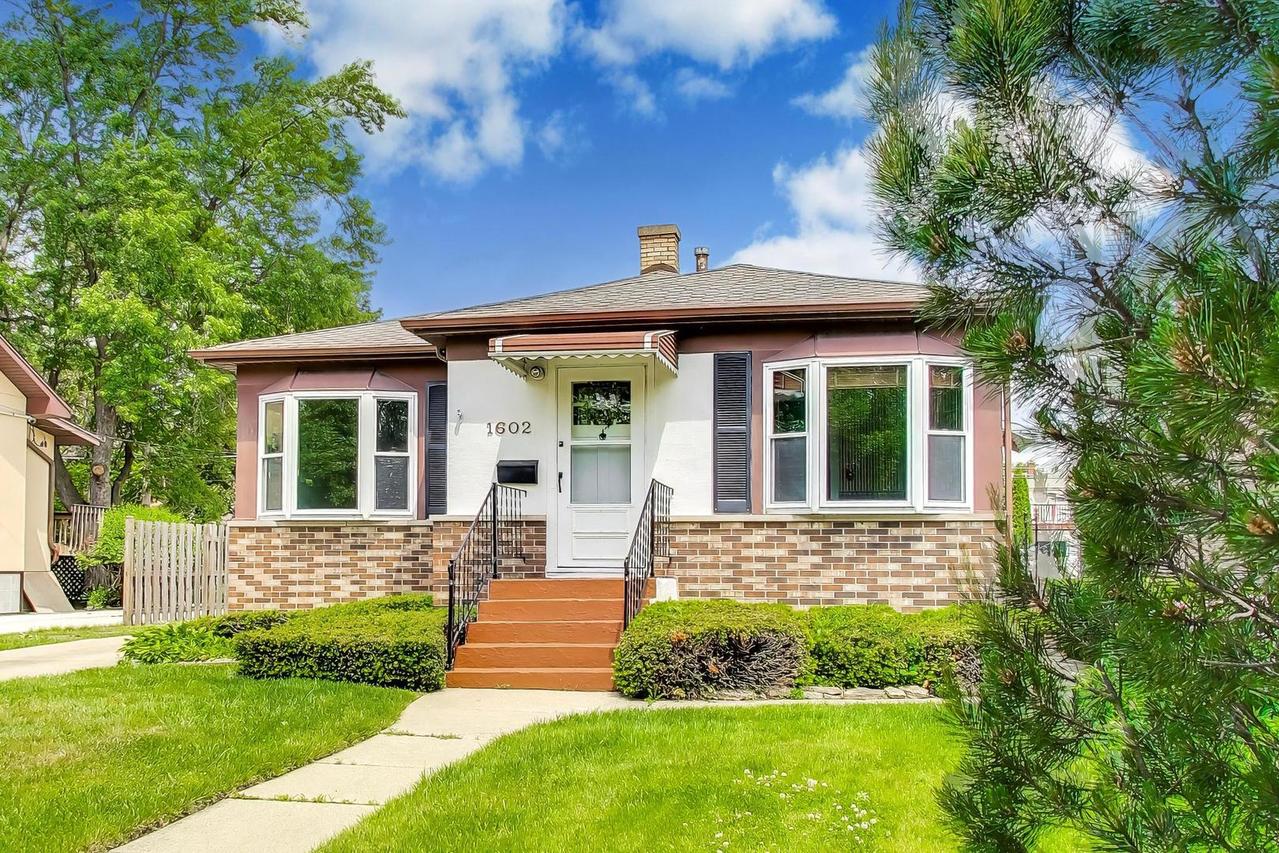 1602 Hills Ave., Des Plaines, IL 60016
