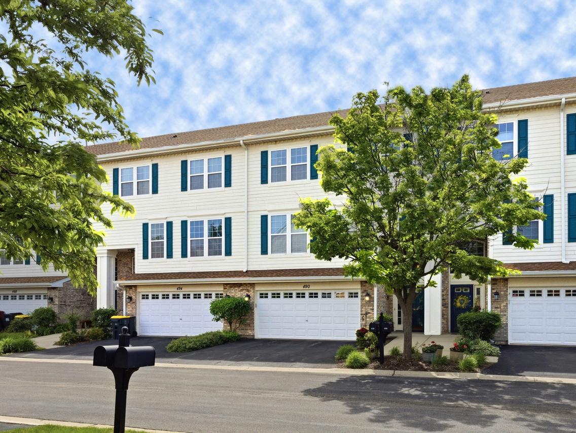 490 Dolton Ln., Carol Stream, IL 60188