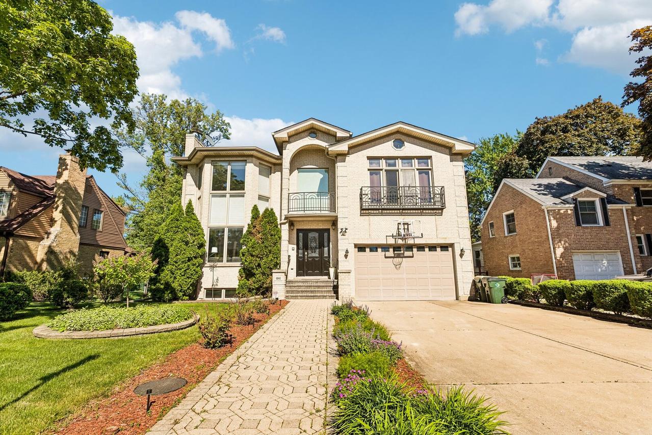 6843 N Kilpatrick Ave., Lincolnwood, IL 60712