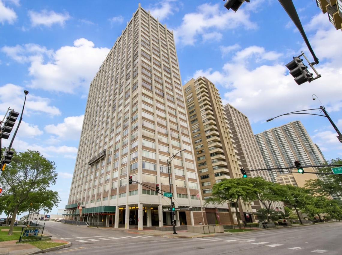6171 N Sheridan Rd. #2104, Chicago, IL 60660
