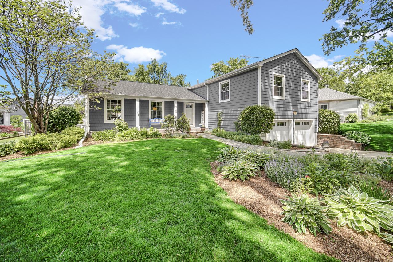 27W160 Oakwood St., Winfield, IL 60190