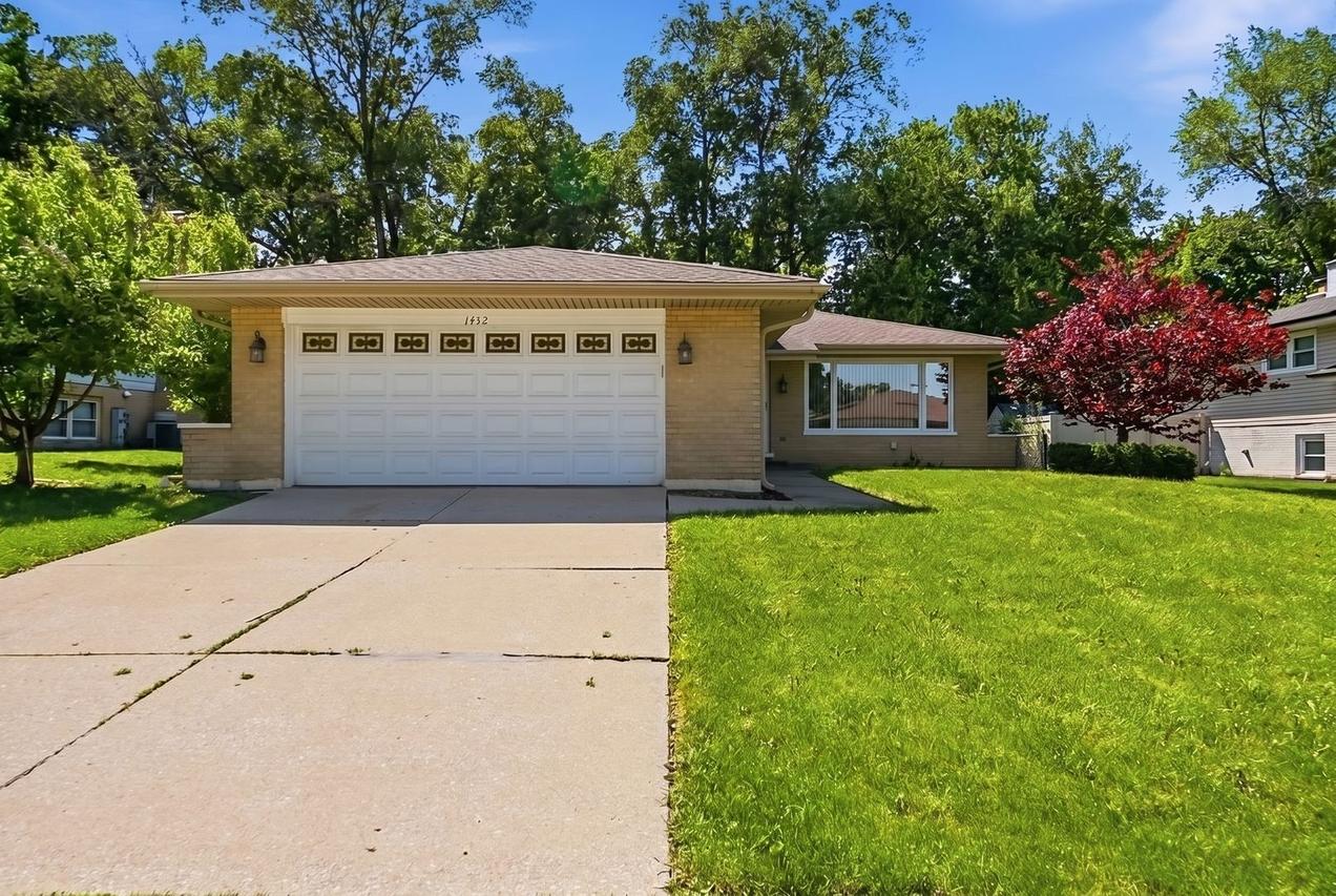 1432 Schramm Dr., Westmont, IL 60559