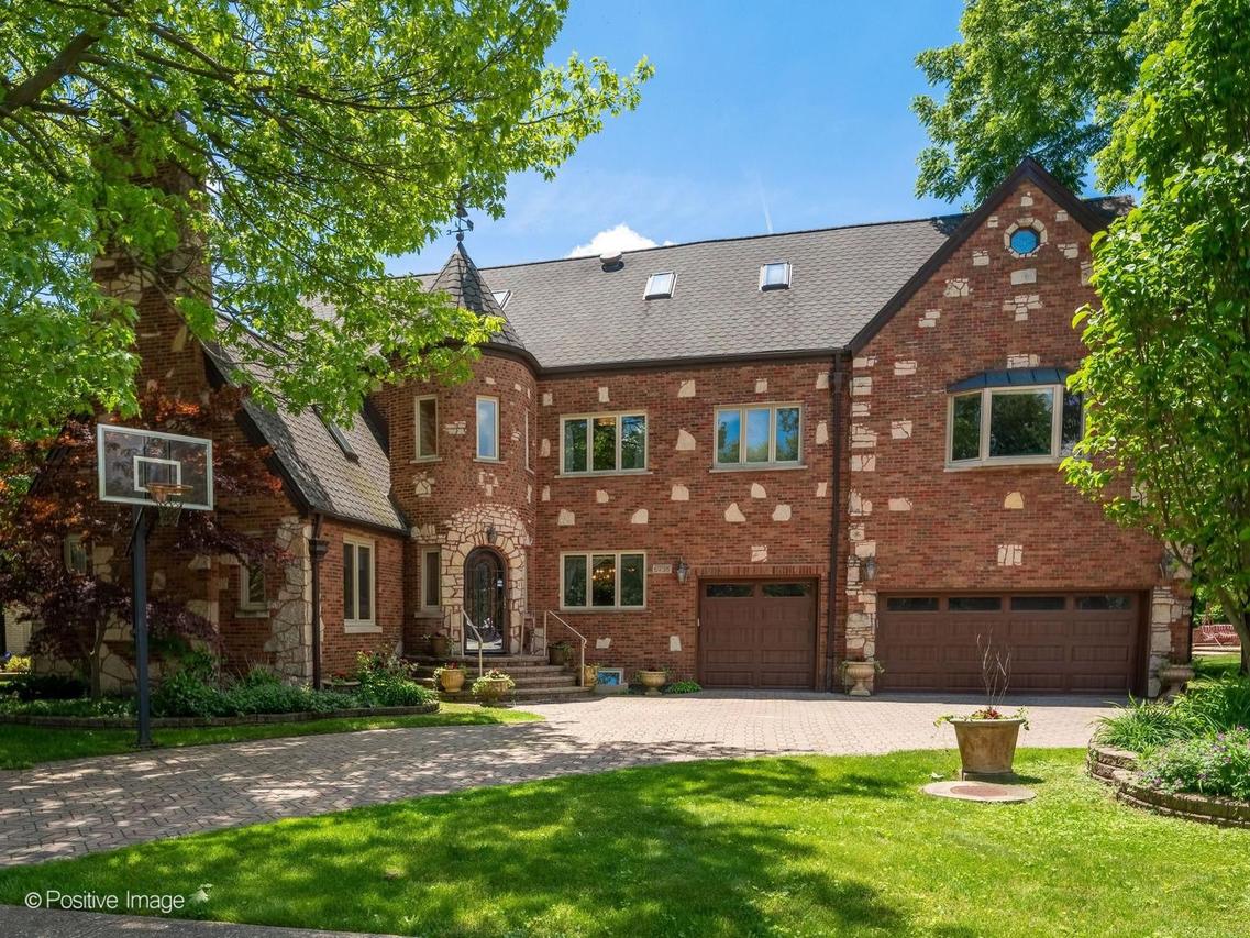 6738 N Sauganash Ave., Lincolnwood, IL 60712