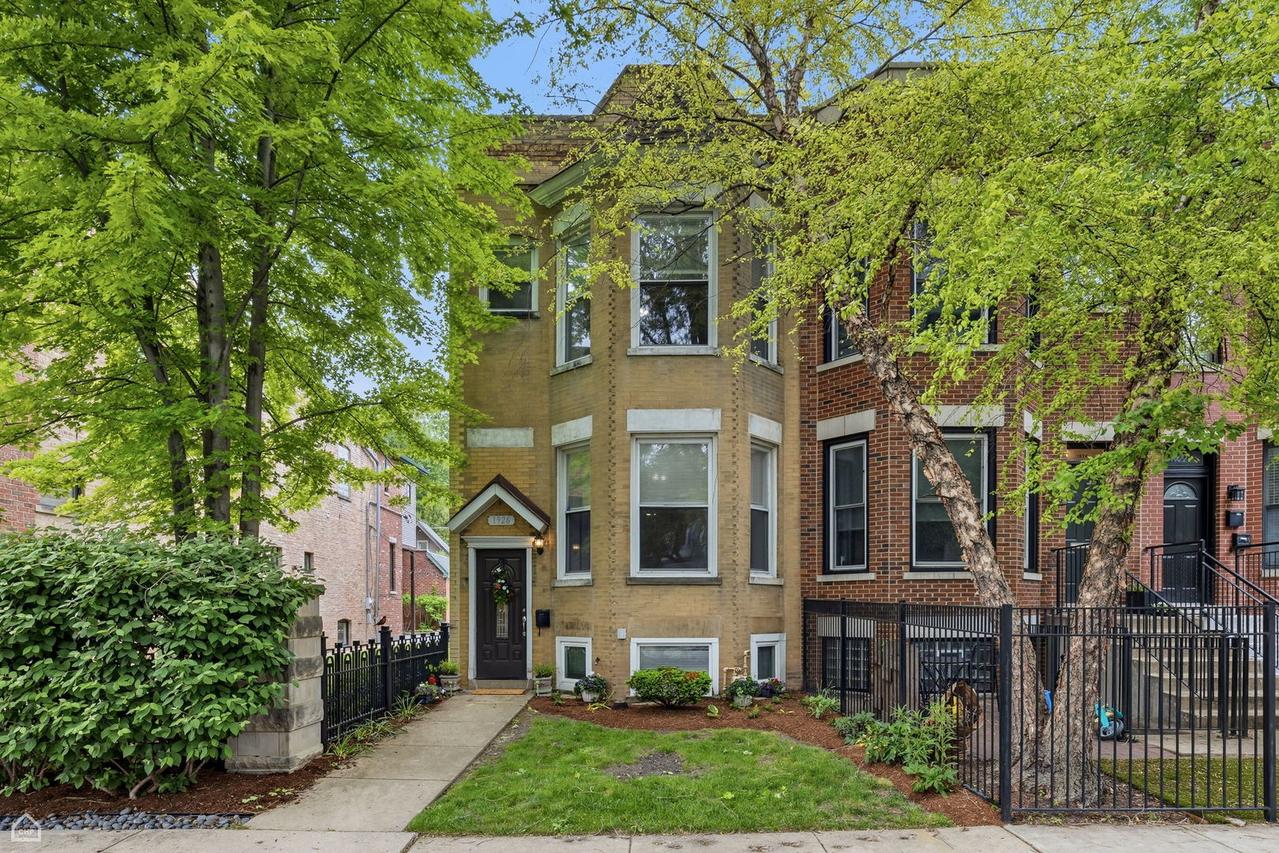 1926 W Oakdale Ave., Chicago, IL 60657