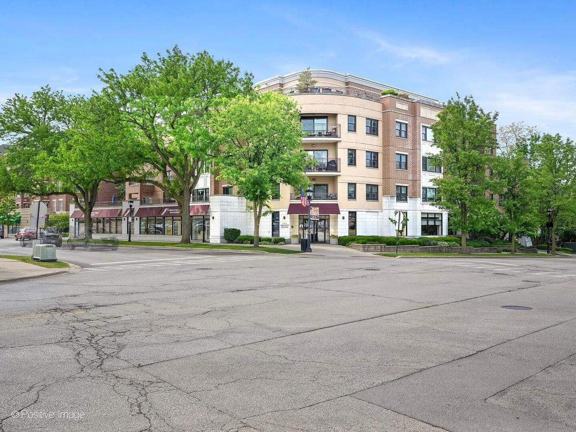586 Crescent Blvd. #304, Glen Ellyn, IL 60137