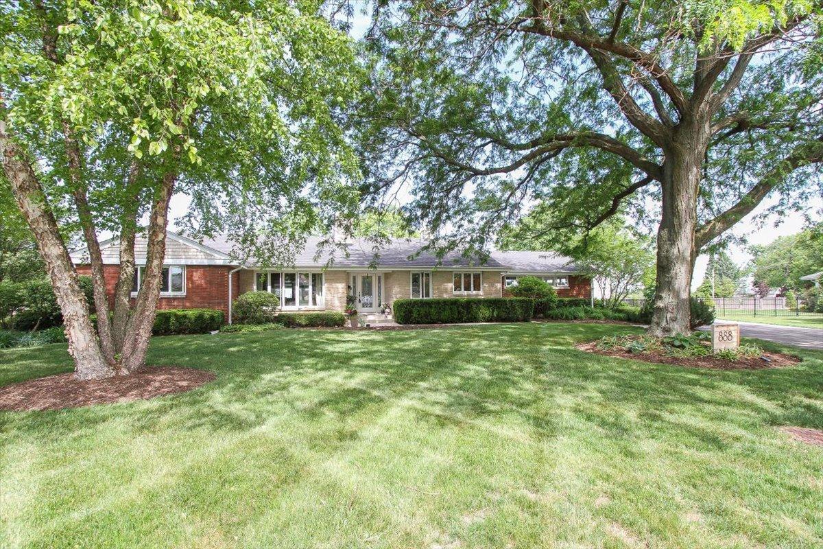 888 Sunset Ln., Sycamore, IL 60178