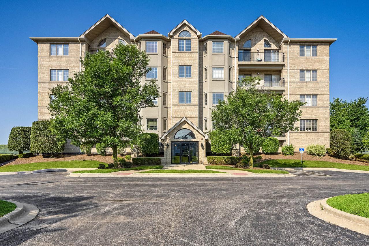 8505 Woodward Ave. #102, Woodridge, IL 60517