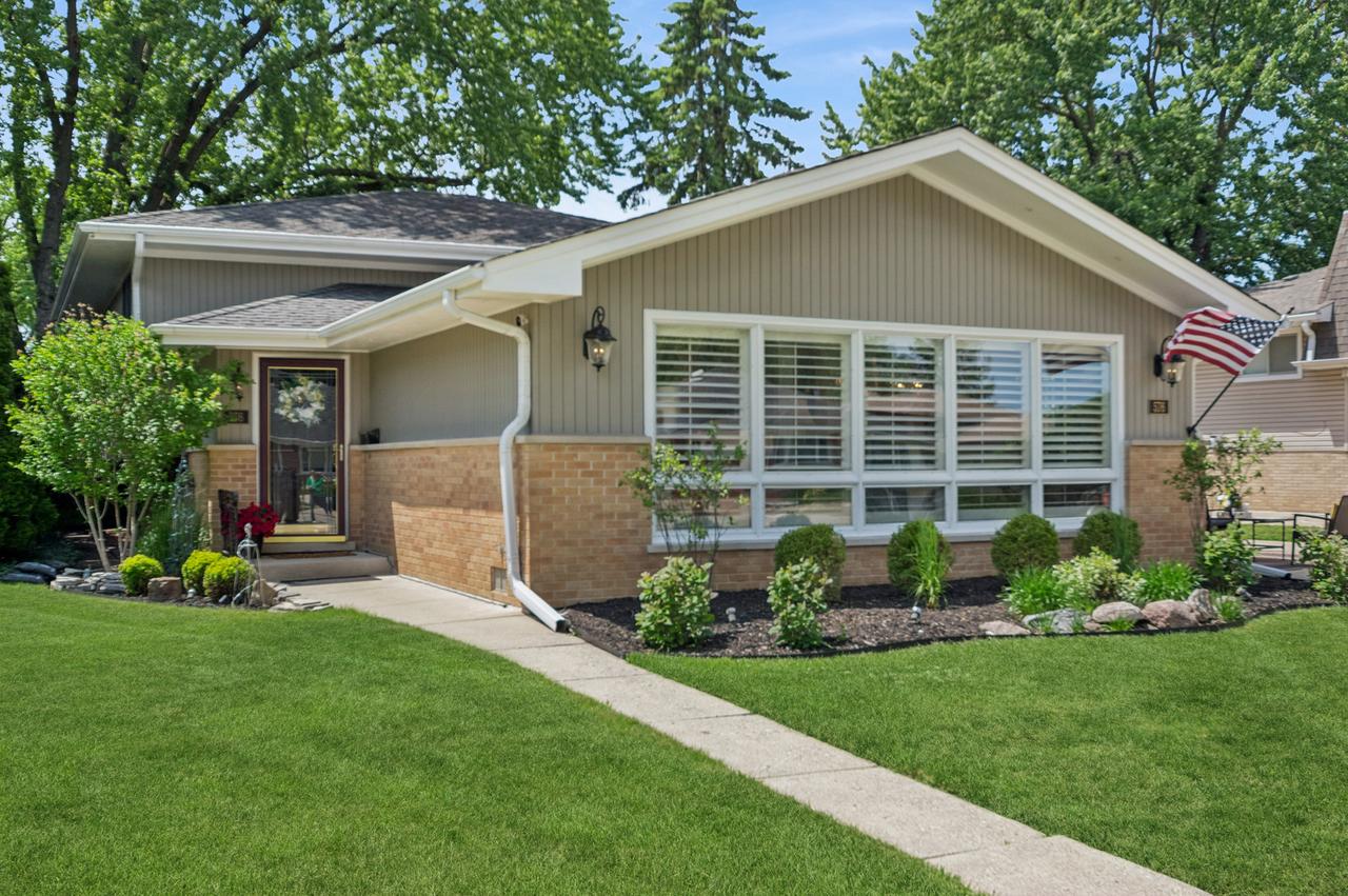 576 Bedford Ln., Des Plaines, IL 60016