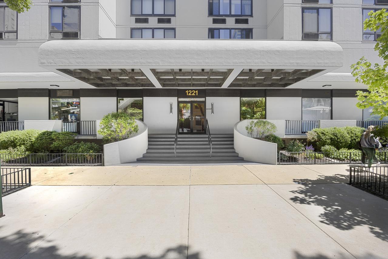 1221 N Dearborn St. #206S, Chicago, IL 60610