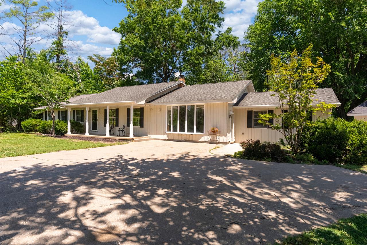 137 Peachtree Ln., Carbondale, IL 62902