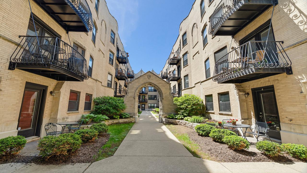 4442 N Damen Ave. #3E, Chicago, IL 60625