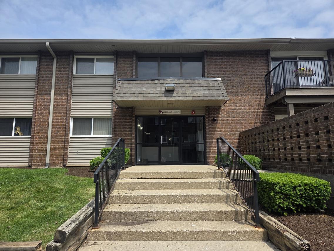 2300 Beau Monde Ln. #106, Lisle, IL 60532