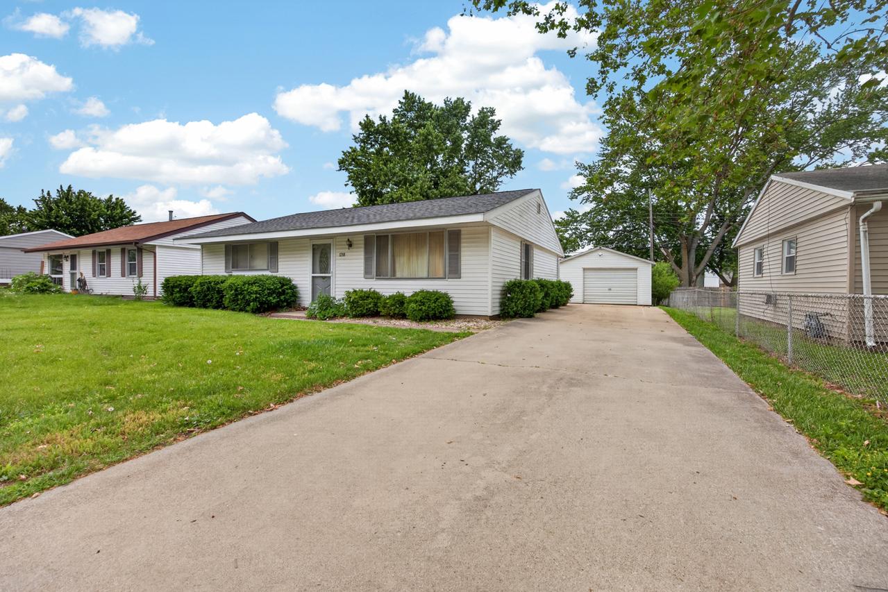 1218 Mt Vernon Dr., Bloomington, IL 61704