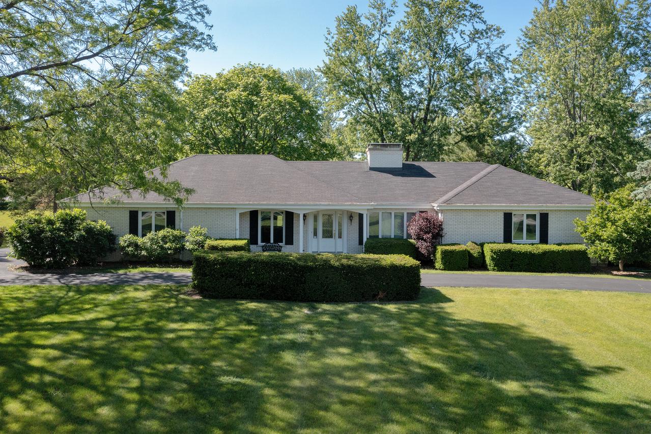 1812 Prestwick Dr., Inverness, IL 60067