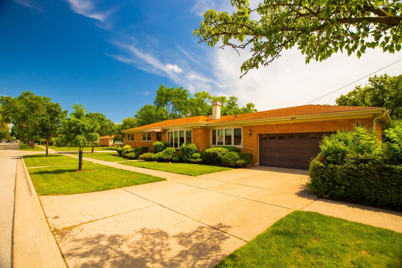 6851 W Dobson St., Niles, IL 60714