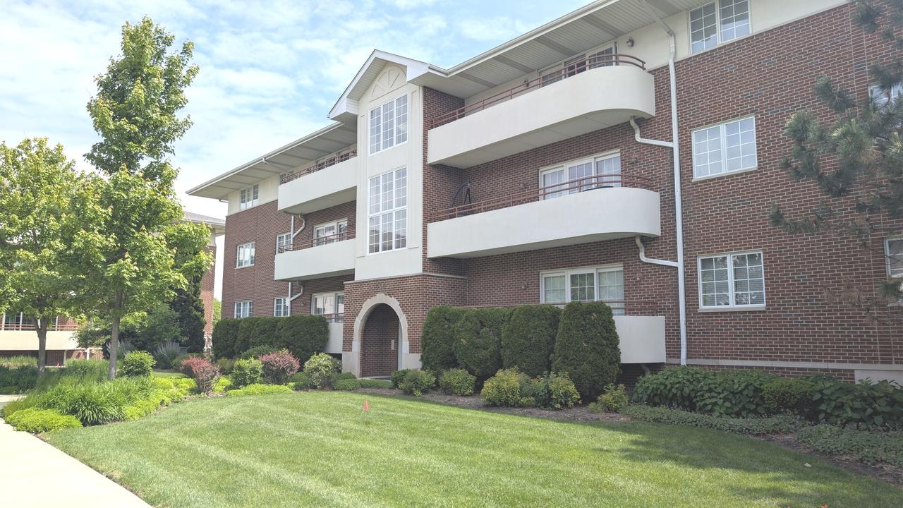 706 63rd St. #202, Westmont, IL 60559