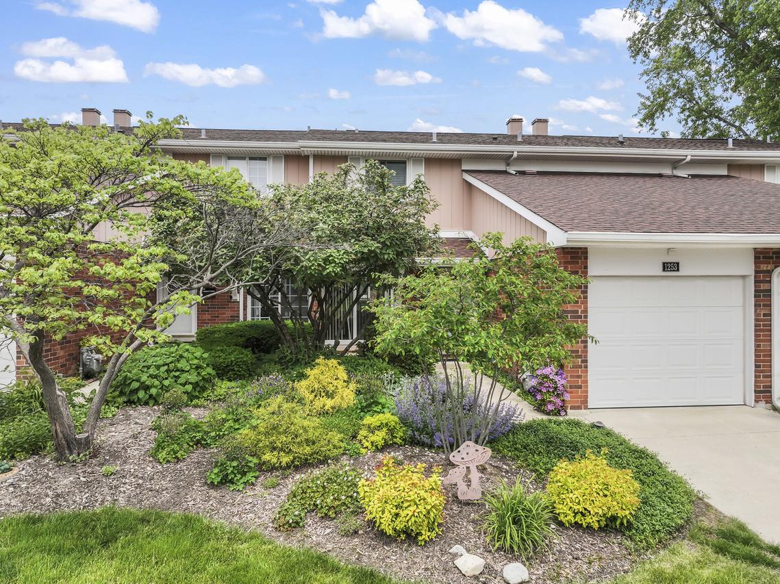 1253 Reading Ct., Wheaton, IL 60189