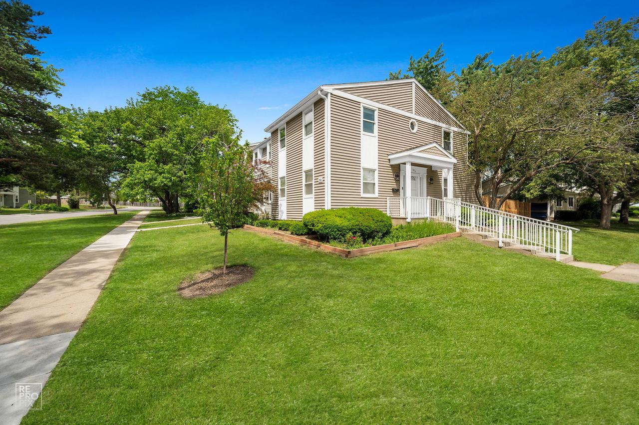1914 Flintshire Dr., Schaumburg, IL 60194