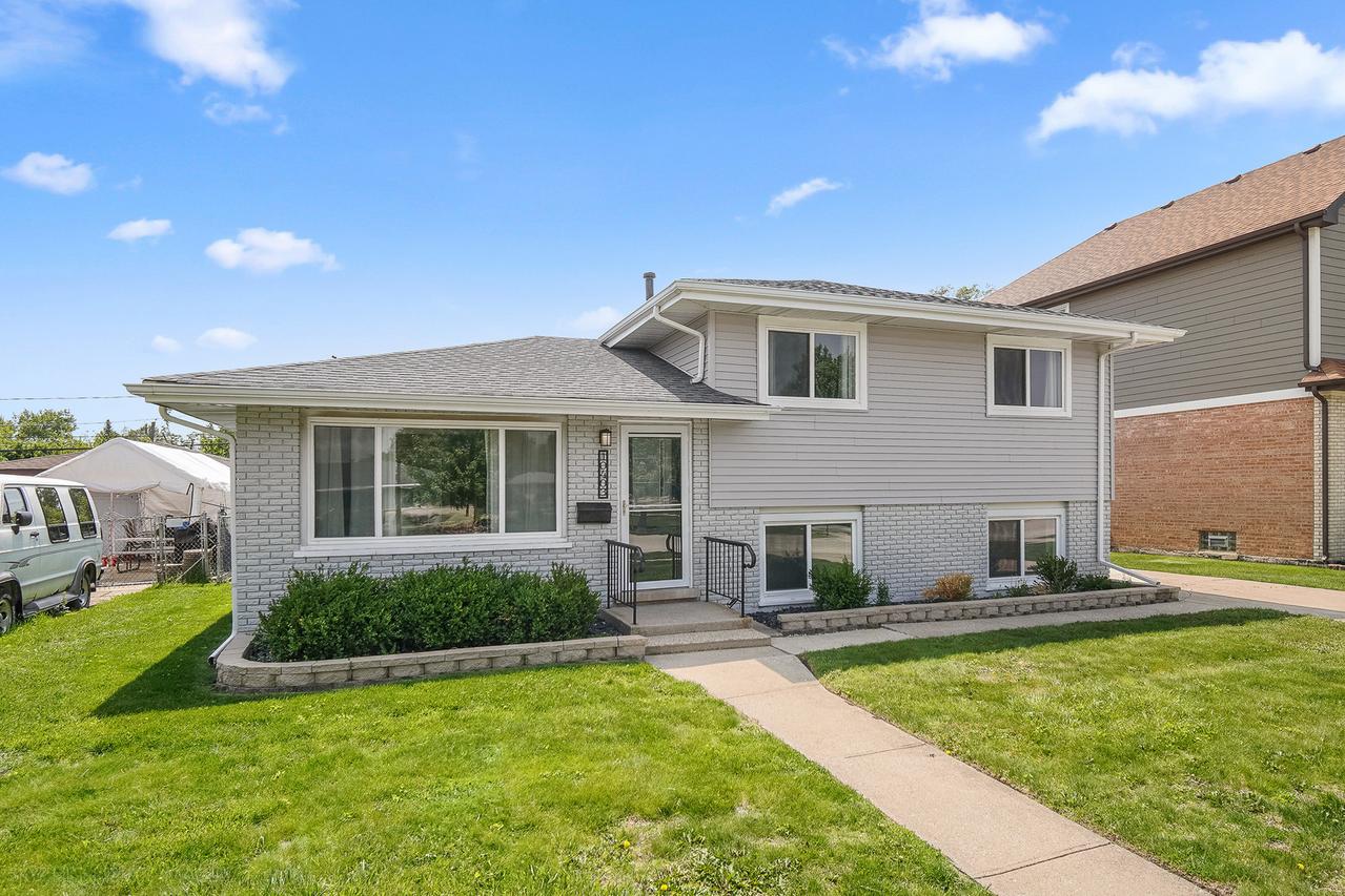 10403 Barnard Dr., Chicago Ridge, IL 60415