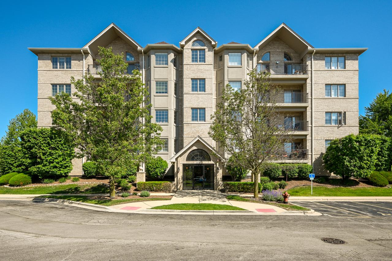 8505 Woodward Ave. #403, Woodridge, IL 60517